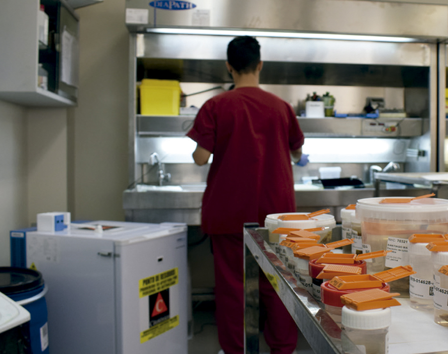 hombre trabajando en el laboratorio